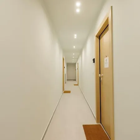 Apartment Snug With Shared Garden V *