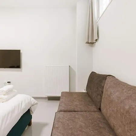 Snug With Shared Garden V Apartment