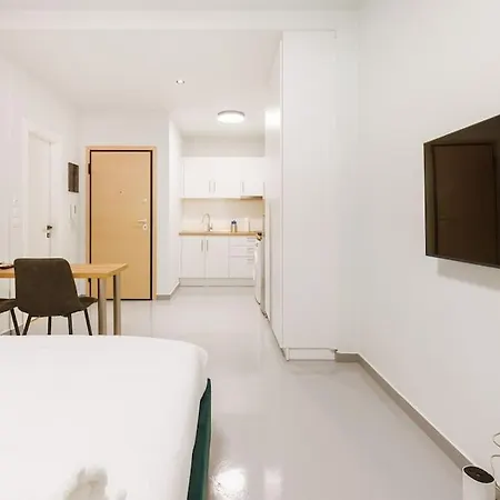 Snug With Shared Garden V Apartment *