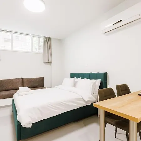Snug With Shared Garden V Apartment