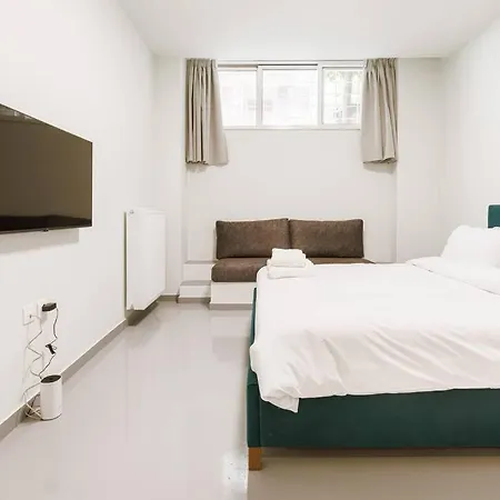 Snug With Shared Garden V Apartment *