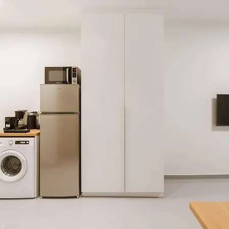 Apartment Snug With Shared Garden V *